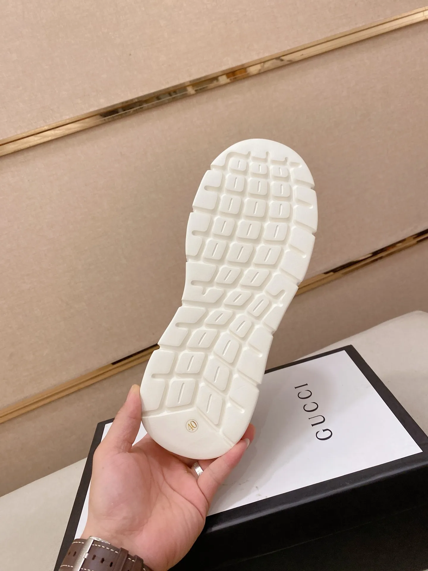 Men's shoes💰 420💰The new GUCCI (Gucci) counters are launched simultaneously. The new men's shoes, 😘fabrics are selected from imported cowhide, and the lining is sheepskin lining. 👍🏿 High-end ☄️ air-cushion molded anti-slip rubber outsole, exquisite lines, simple and elegant, comfortable and high-end for leisure travel. Code number: 38 to 44 (45 can be customized and cannot be returned or exchanged)